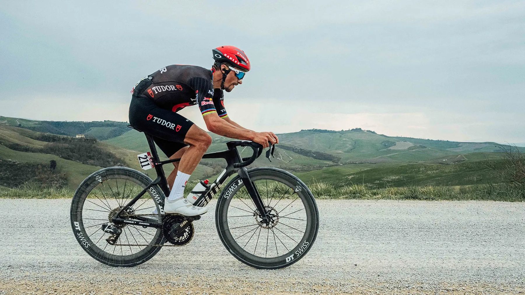 Ciclista del equipo BMC en una Teammachine sobre un camino de montaña