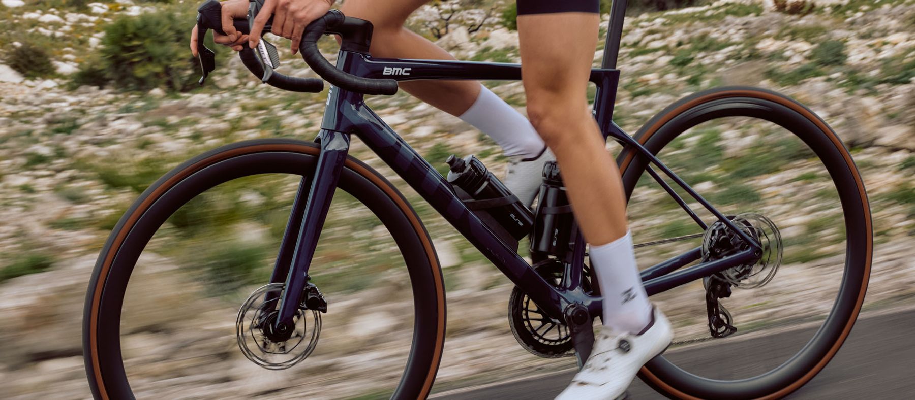 Ciclista en una BMC Teammachine SLR 01 en un camino de montaña