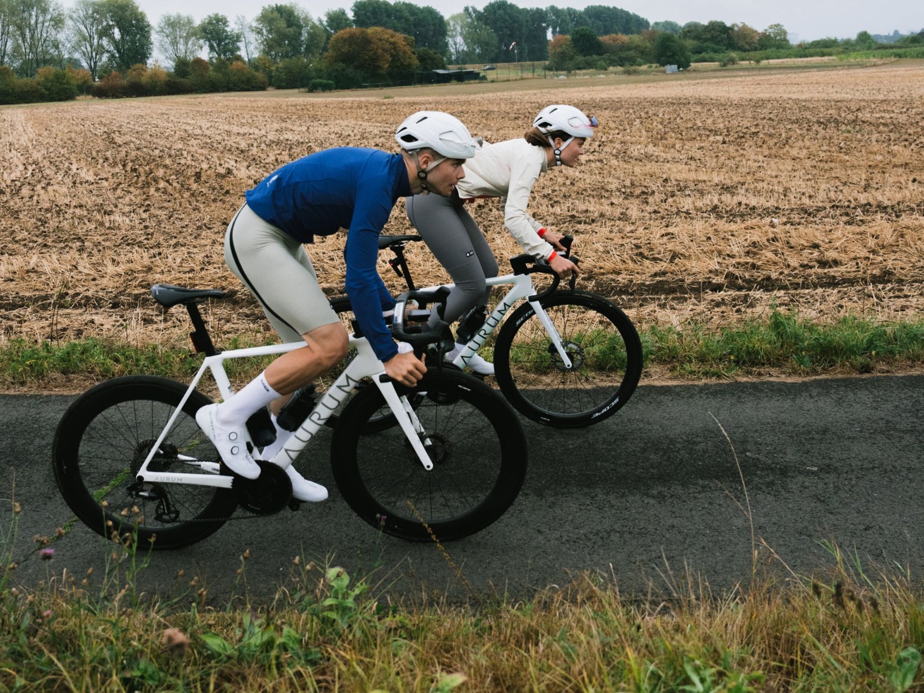 Dos ciclistas con indumentaria Gobik en un camino rural